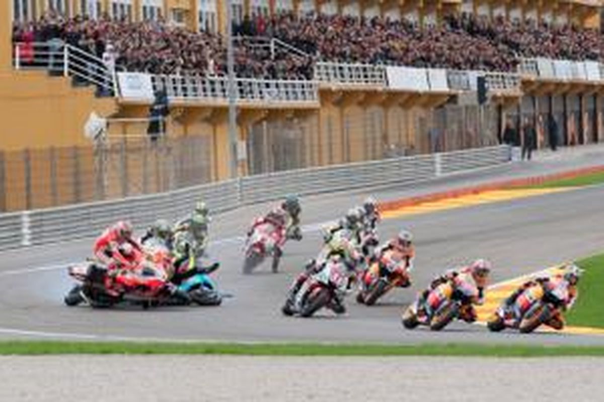 Kecelakaan yang melibatkan banyak pebalap pada GP Valencia 2011.