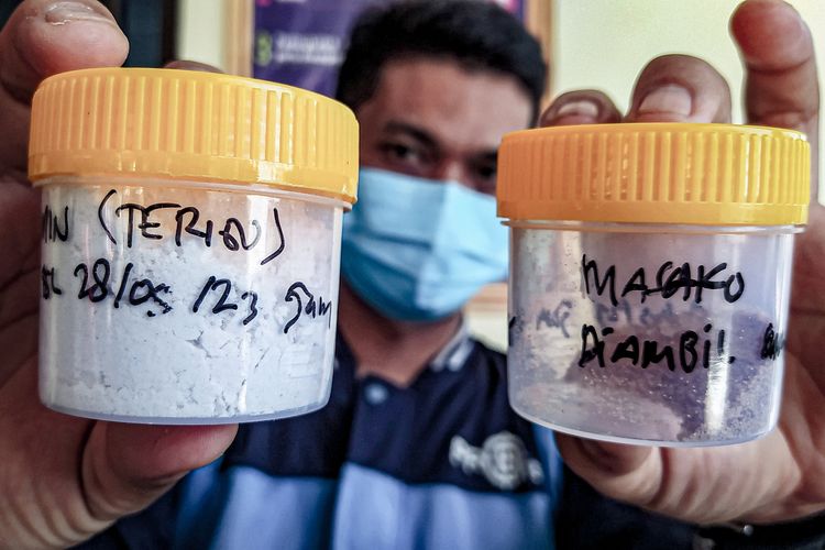 Petugas kesehatan menunjukan sampel makanan yang diduga menjadi penyebab keracunan massal di Kecamatan Saguling, Kabupaten Bandung Barat (KBB), Jawa Barat, Jumat (6/10/2023).