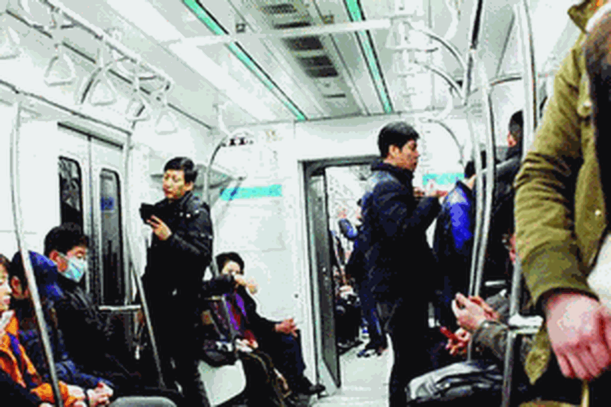 Suasana di kereta bawah tanah di Seoul, Korea Selatan, Jumat (23/11/2012). Dalam perjalanan, banyak orang, terutama kaum muda, menghabiskan waktu dengan mengutak-atik ponsel. Dari peranti elektronik inilah, mereka melihat video dan mendengarkan lagu-lagu favorit, termasuk K-Pop.