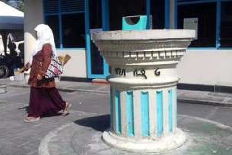 Jam matahari di pelataran Masjid Agung Surakarta, Rabu (15/6/2016). 