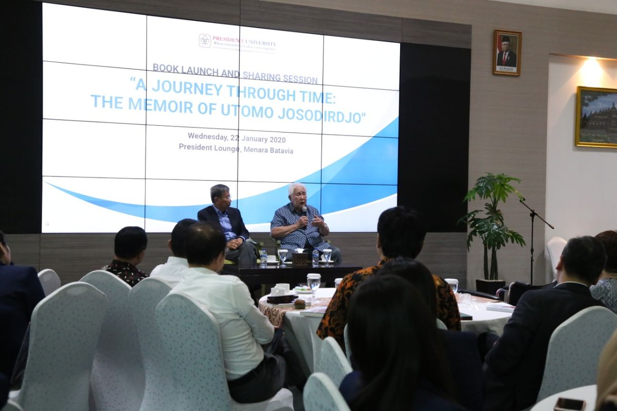 Peluncuran buku berjudul dan sharing session ?A Journey Through Time: The Memoir of Utomo Josodirdjo? dilaksanakan di President Lounge, Jakarta pada Rabu (22/1/2020) dan dihadiri mahasiswa serta dosen President University.