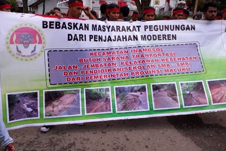 Puluhan pemuda dan mahasiswa asal kabupaten Seram Bagian Barat yang tergabung dalam Aliansi Save Kecamatan Inamosol menggelar aksi unjuk rasa di  di Kota Ambon, Rabu (4/9/2019).