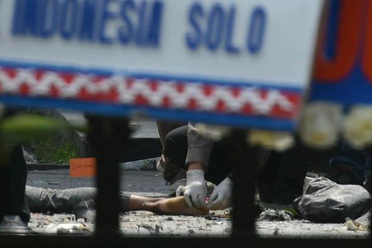 Petugas melakukan olah tempat kejadian perkara seusai serangan bom bunuh diri di Mapolresta Solo, Jalan Adisucipto, Solo, Jawa Tengah,  Selasa (5/7/2016). Satu orang pelaku pengeboman tewas dan satu orang petugas kepolisian mengalami luka-luka dalam peristiwa tersebut. 