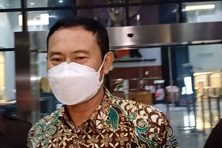 Komisi Pemberantasan Korupsi (KPK) mencecar Bupati Lamongan Yuhronur Efendi terkait dugaan usulan proyek pembangunan gedung Pemerintahan Kabupaten (Pemkab) Lamongan, Jawa Timur, Kamis (12/10/2023).