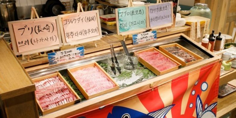 Selain nama shoyu (kecap asin khas Jepang) yang ada di atas meja, saus seperti gomadare (terbuat dari wijen), saus gochujang (pasta cabai khas Korea), chogochujang (semacam cuka) ditempatkan di pojok buffet 