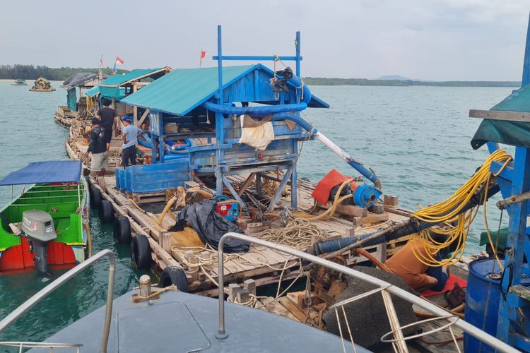 Ponton timah apung yang ditarik polisi di Belo Laut, Bangka Barat, Kepulauan Bangka Belitung, Rabu (15/11/2023).