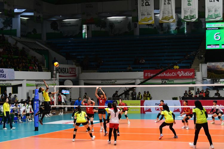 Tim voli putri Indonesia saat berhadapan dengan Makau dalam ajang AVC Challenge Cup di GOR Tri Dharma Gresik, Jawa Timur.