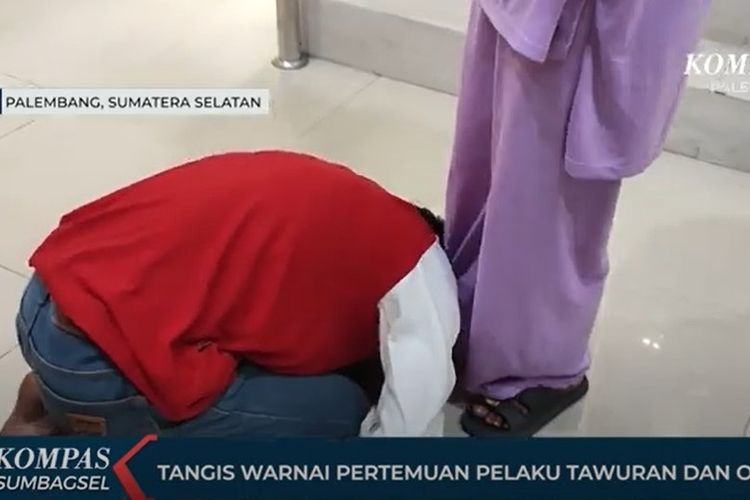 Seorang anggota kelompok Team Orang Pusing bersujud di kaki ibu, Kamis (21/3/2024). Tujuh anggota kelompok itu ditangkap polisi di Palembang karena diduga hendak tawuran.