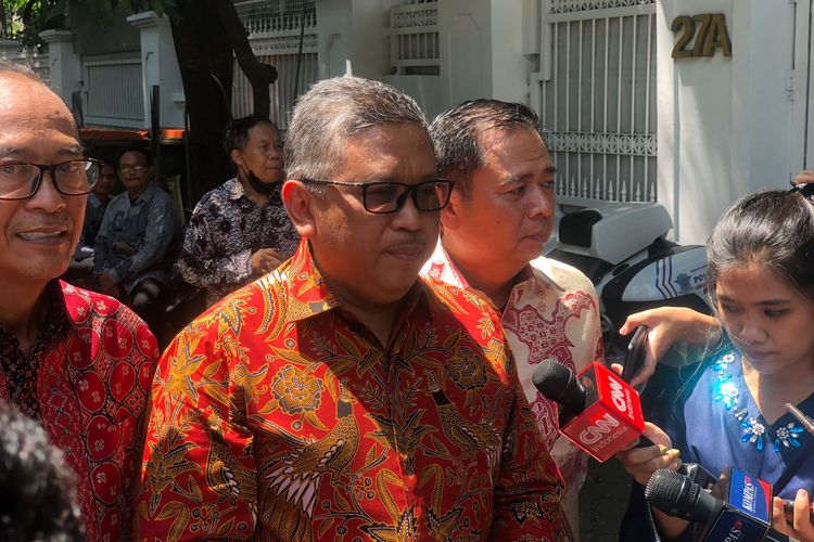 Sekretaris Jenderal PDI-P Hasto Kristiyanto ditemui di depan kediaman Megawati Soekarnoputri, Sabtu (22/4/2023).