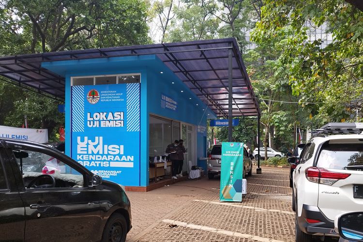 Uji emisi kendaraan gratis di KLHK Manggala Wanabakti, Tanah Abang, Jakarta Pusat, Rabu (23/8/2023). (KOMPAS.com/XENA OLIVIA)
