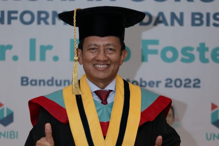 Pendiri dan Pengelola Lembaga Kursus dan Pelatihan Ganesha Operation, Prof Bob Foster dikukuhkan jadi guru besar Universitas Informatika dan Bisnis Indonesia (Unibi). 