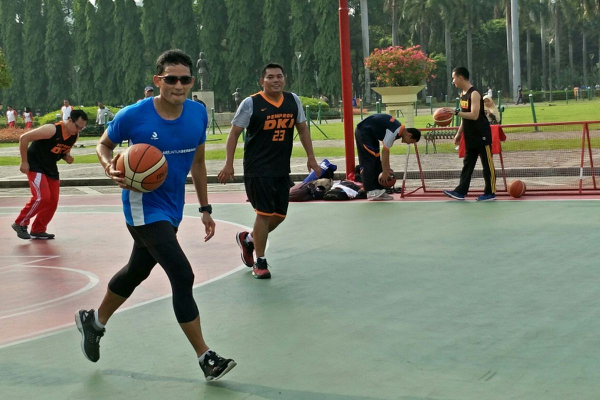 Wakil Gubernur DKI Jakarta Sandiaga Uno bermain basket di Monas, Jakarta Pusat, Jumat (3/11/2017).