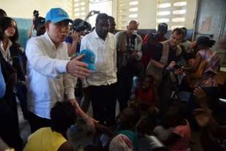 Foto ini diambil pada 15 Oktober 2016 lalu, saat  Sekretaris Jenderal PBB Ban Ki-moon mengunjungi penampungan di Lycee Phillipe Guerrier di Kota Les Cayes, Haiti.  
