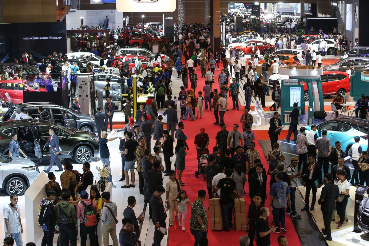 Pengunjung menyaksikan pameran otomotif Telkomsel Indonesia International Motor Show (IIMS) 2019 di JIExpo Kemayoran, Jakarta Pusat, Jumat (26/4/2019). Pameran otomotif terbesar ini akan berlangsung hingga 5 Mei 2019 mandatang.