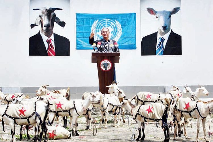 Aksi seni performance  perupa Heri Dono, berupa orasi budaya pada sekelompok kambing di Galeri Nasional (2010).  Karena manusia-manusia sudah tidak ada yang peduli pada  harkat kemanusiaannya sendiri. Foto: Usman Iskandar