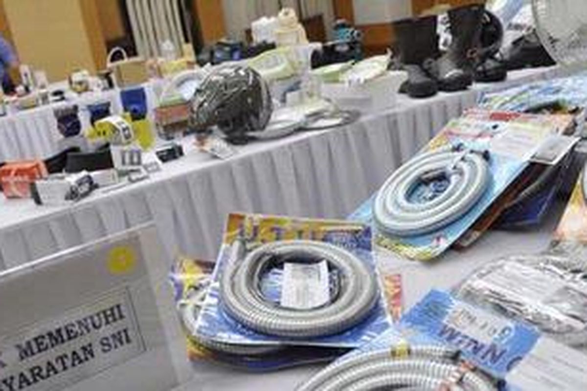 Berbagai barang elektronik dan peralatan listrik, peralatan rumah tangga, dan suku cadang kendaraan bermotor yang tidak memenuhi persyaratan label, manual kartu garansi, dan syarat SNI diperlihatkan kepada wartawan di Kantor Kementrian Perdagangan, Jakarta, Senin (7/5/2012). Barang tidak layak edar tersebut sekitar 66 persen di antaranya merupakan produk impor. 
