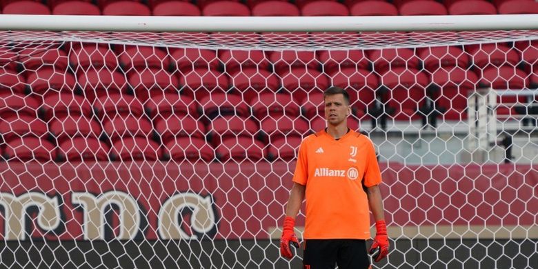 Kiper Juventus, Wojciech Szczesny, berdiri di sesi latihan setelah pertandingan persahabatan melawan Barcelona dibatalkan, di Stadion Levi's pada 22 Juli 2023 di Santa Clara, California.
