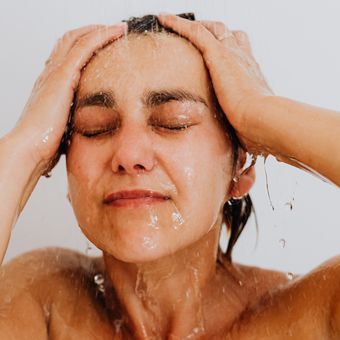Kebiasaan mendi dengan air panas ternyata mampu menurunkan risiko serangan stroke dan penyakit kardiovaskular. 