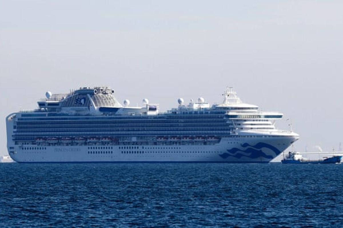 Kapal pesiar, Diamond Princess, terlihat berlabuh di Pelabuhan Yokohama, setelah 10 orang di dalamnya positif terinfeksi virus corona.