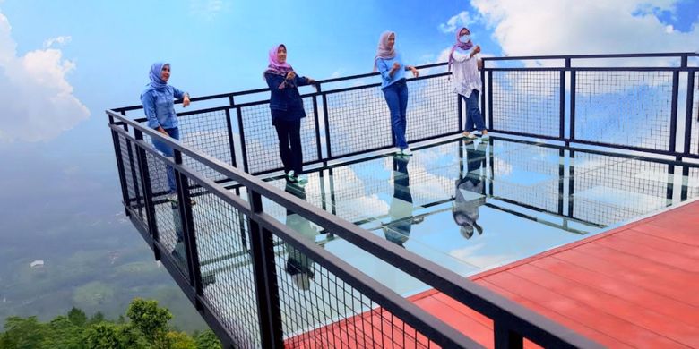 Tempat wisata bernama Awang Awang Sky View di Kabupaten Magelang, Jawa Tengah.