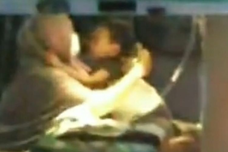 Tangkapan layar video ibu dan anak positif Covid-19 berpelukan di ambulans