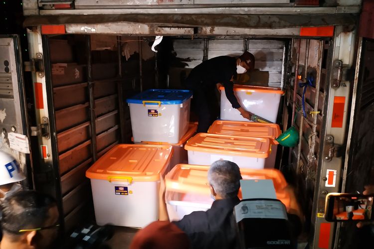 Mobil boks milik Partai Pergerakan Kebangkitan Desa (Perkasa) berisi 9 boks kontainer berkas fisik partai tiba di kantor KPU RI pada hari terakhir pendaftaran calon peserta Pemilu 2024, Minggu (14/8/2022).