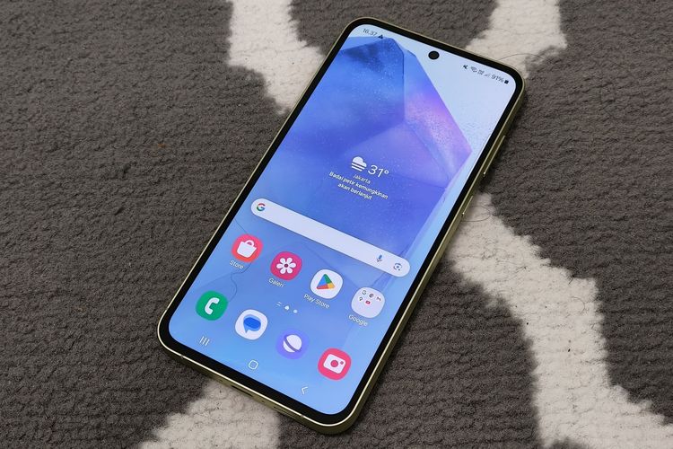 Bagian layar Galaxy A55. Ponsel ini memiliki layar Super AMOLED super lega dengan ukuran 6,6 inci. Ini lebih besar dari Galaxy A54 dengan panel serupa namun berukuran 6,4 inci.  Animasi di layar ini terasa sangat mulus ketika dipakai untuk bernavigasi antarmenu, serta mampu menampilkan warna dengan tajam dan akurat ketika layar dipakai untuk menonton film atau membaca artikel. Wajar saja karena layar ini memiliki refresh rate dengan angka 120 Hz serta mendukung teknologi HDR10 Plus untuk menampilkan konten dengan warna ciamik. 