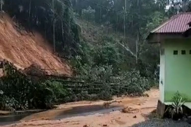Jalan lintas Riau-Sumbar yang terjadi longsor di wilayah Kecamatan Pangkalan Koto Baru, Kabupaten Limapuluh Kota, Sumbar, Selasa (26/12/2023).