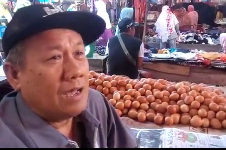 Pak Natta pedagang telur di Pasar Prabumulih mengaku penjualannya tidak mengalami penurunan meski ada kabar peredaran telur palsu atau tidak layak konsumsi di kota nanas tersebut.