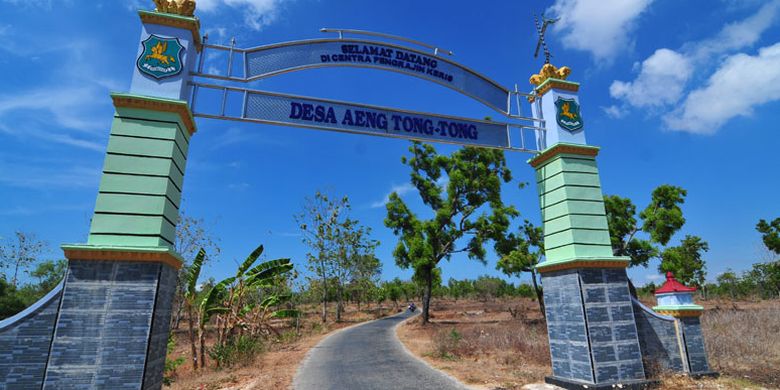 Di Desa Aeng Tong Tong, Sumenep, Jawa Timur, penduduk satu desa membuat keris berkualitas. Desa ini masih mempertahankan budaya sejak zaman Kerajaan Sumenep. Dahulu para raja Madura mempercayakan pembuatan keris dan senjata untuk prajurit dari desa ini.