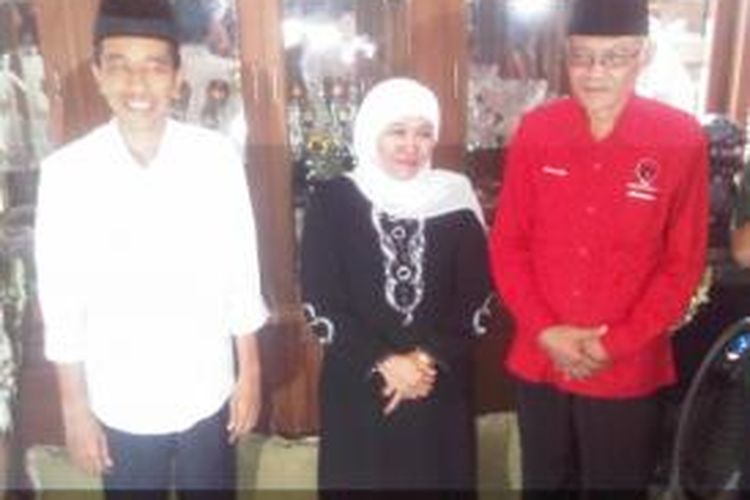 Bakal calon presiden PDI Perjuangan Joko Widodo bertamu ke Ketua PP Muslimat NU Khofifah Indar Parawansa (tengah), dan didampingi Ketua DPD PDI Perjuangan Jatim Sirmaji.