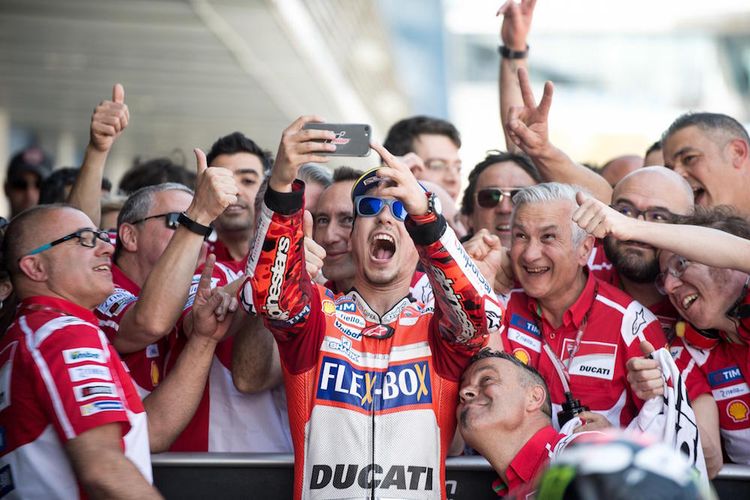 Pebalap Ducati Team asal Spanyol, Jorge Lorenzo, merayakan bersama tim setelah finis di urutan ketiga pada balapan GP Spanyol di Sirkuit Jerez, Minggu (7/5/2017).
