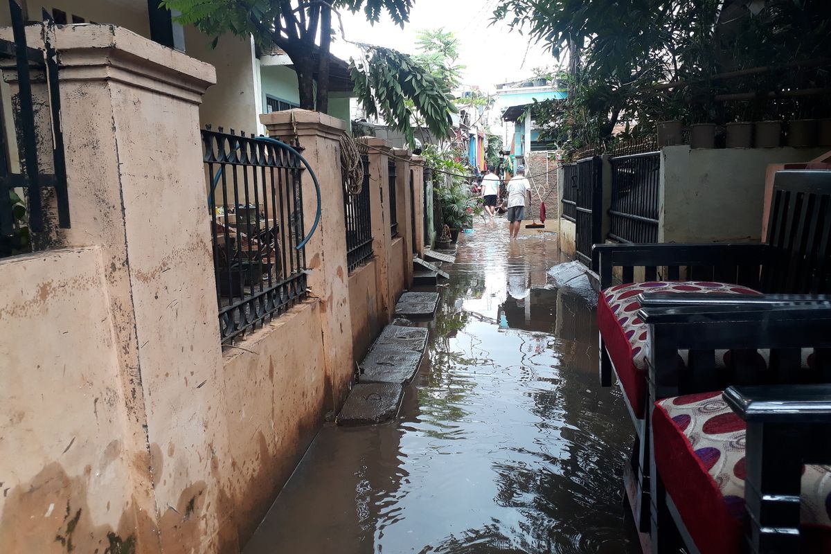 Banjir masih merendam wilayah RW 03, Kelurahan Cipinang Melayu, Kecamatan Makasar, Jakarta Timur, Rabu (26/2/2020).