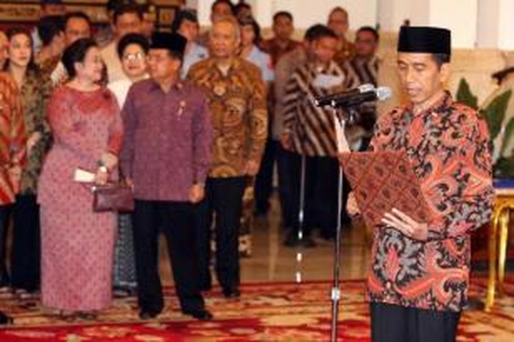 Presiden Joko Widodo didampingi Wakil Presiden Jusuf Kalla dan Presiden ke-5 Republik Indonesia Megawati Soekarno Putri melantik anggota Kabinet Kerja di Istana Negara, Jakarta, Senin (27/10/2014).