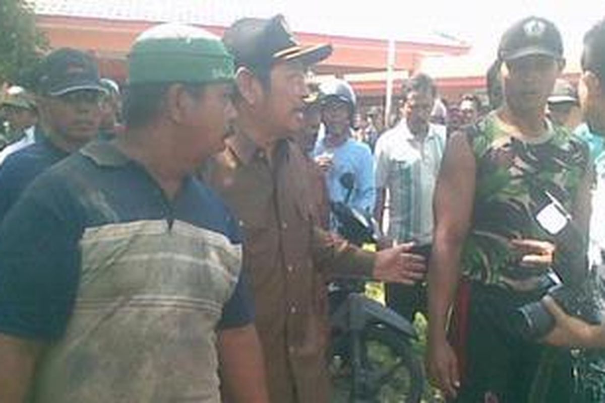 Bupati Sidoarjo, Saiful Ilah (tengah) membujuk warga agar membuka blokade jalan raya porong karena merugikan banyak pihak, Kamis (26/5/2011) 