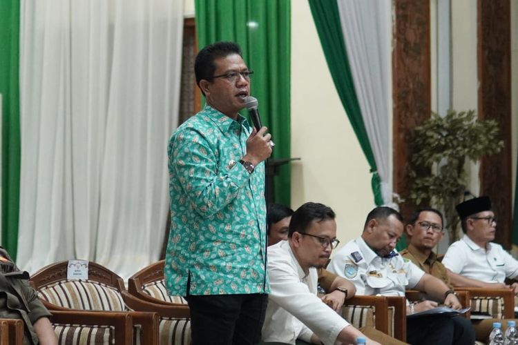 Bupati Bandung HM Dadang Supriatna saat menerima audiensi para pedagang yang tergabung dalam Forum Peduli Pedagang Pasar Banjaran, di Gedung Mohamad Toha, Soreang, Selasa (20/6/2023).
