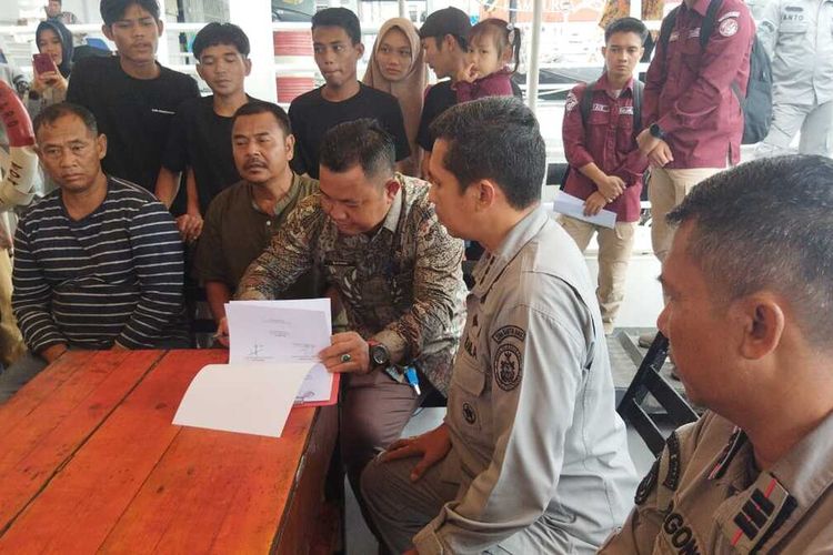 Delapan nelayan Kepulauan Riau (Kepri), Indonesia yang hanyut hingga ke perairan Malaysia akhirnya berhasil di evakuasi dengan selamat.