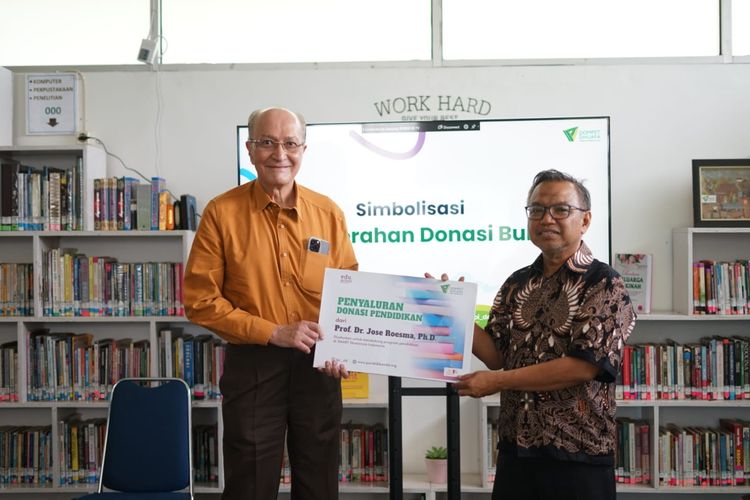 Profesor Dr Jose Roesma mengunjungi kawasan Zona Madina Dompet Dhuafa di Parung, Bogor, Jawa Barat, Senin (2/10/2023). Dalam kunjungan ini, Jose berkomitmen menjadi relawan dan siap membantu kaum dhuafa serta lansia melalui Dompet Dhuafa.


