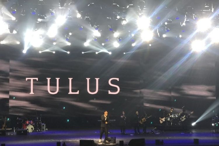 Tulus di JIEXPO Convention and Theater Center, Kemayoran, Jakarta Pusat pada malam pergantian tahun, Sabtu (31/12/ 2022).