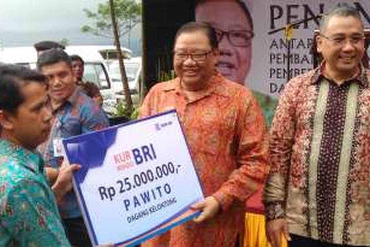 Menteri Koperasi UKM AAGN Puspayoga dan Menteri Desa PDTT Eko Putro Sandjojo saat memberikan KUR di Kabupaten Wonosobo, Jawa Tengah, Jumat (23/9/2016).