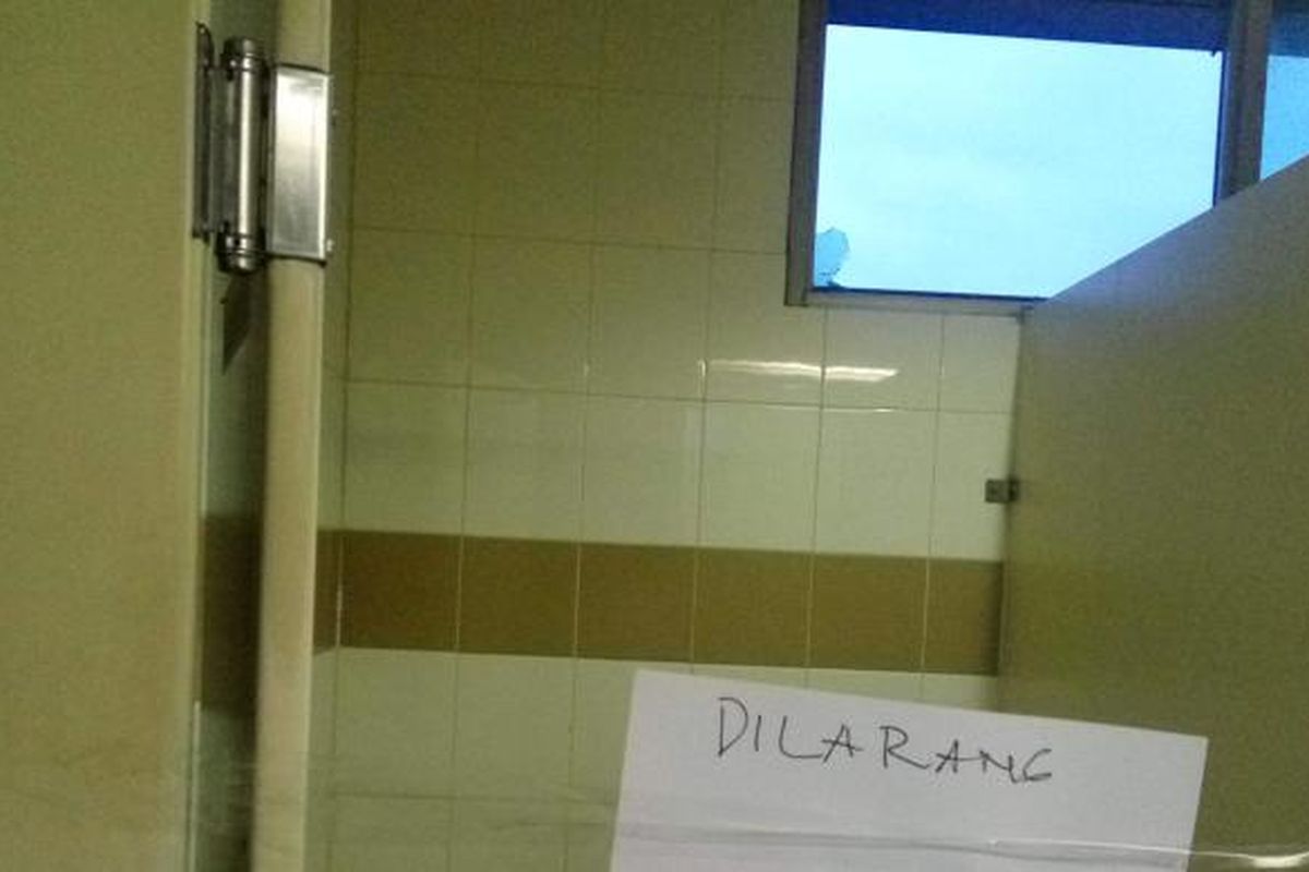 Kondisi toilet tempat tahanan Badan Narkotika Nasional Kota Jakarta Selatan loncat dari lantai 14 Gedung Wali Kota Jakarta Selatan pada Jumat (3/2/2017).