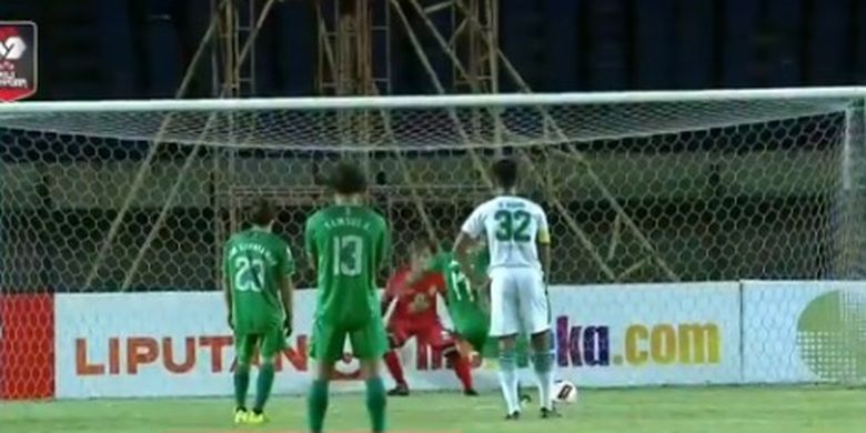 Momen gol penalti Irfan Bachdim pada laga pamungkas Grup C Piala Menpora 2021 antara PS Sleman dan Persebaya Surabaya di Stadion Si Jalak Harupat, Kab. Bandung, Rabu (7/4/2021). 