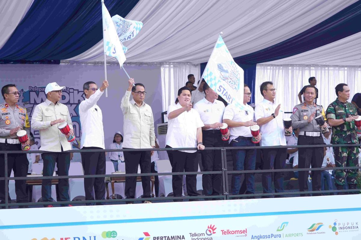 Prosesi pelepasan para pemudik yang dilakukan langsung oleh Menteri BUMN Erick Thohir, Menteri Perhubungan (Menhub) Budi Karya Sumadi, dan Penjabat (Pj) Gubernur Jakarta Heru Budi Hartono di Monumen Nasional (Monas), Jakarta, Jumat (5/4/2024).