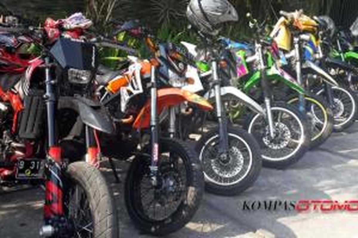 Model off-road Kawasaki yang sudah dimodifikasi menjadi supermoto.