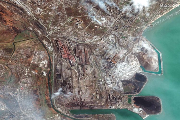 Citra satelit yang disediakan oleh Maxar Technologies ini menunjukkan gambaran pabrik Azovstal Iron and Steel Works di Mariupol timur, Ukraina, Sabtu, 9 April 2022.
