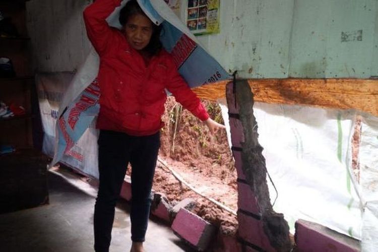 Sri Rahayu (49) menunjukkan bagian ruamhnya yang tertimpa longsor.  Sedikitnya tiga rumah di kampung Muneng Gunung RT 01 RW 02, Kelurahan Sidomulyo, Ungaran Timur, Kabupaten Semarang, tertimpa longsor, Rabu (15/2/2017) siang.