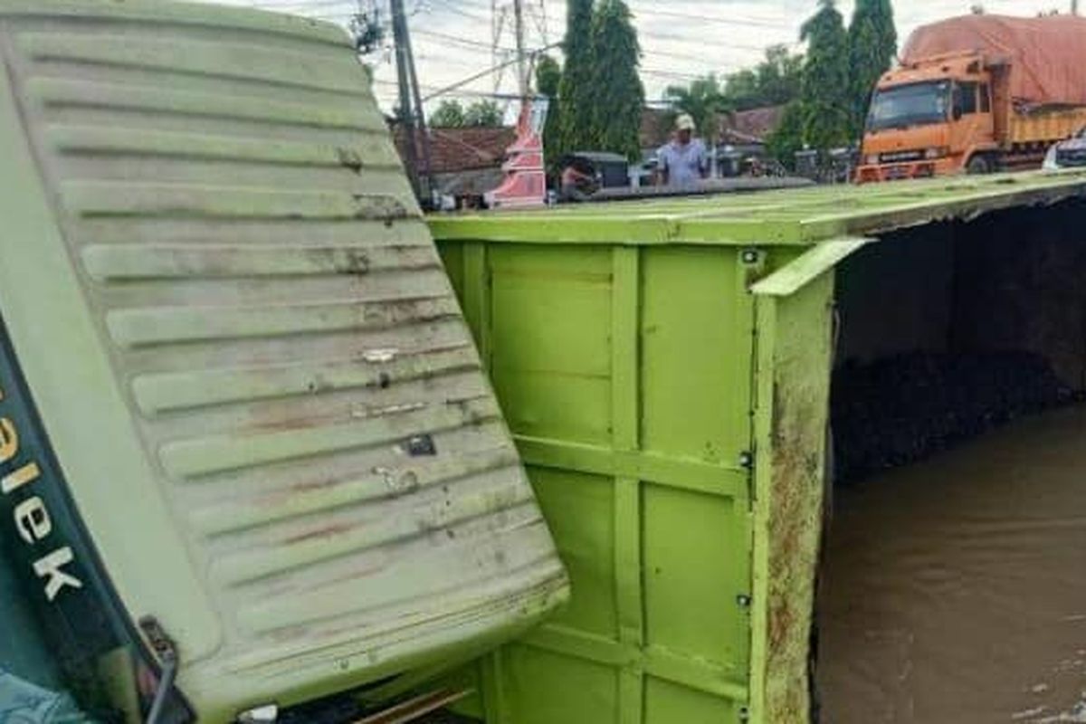 Dump truk terguling di Jombang diduga akibat sopir mengantuk. 