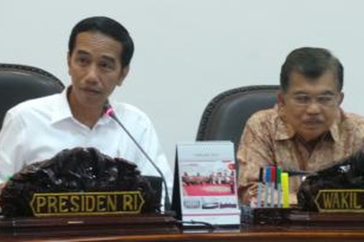 Presiden Joko Widodo bersama Wakil Presiden Jusuf Kalla saat membahas sistem transportasi massal di kantor presiden, Rabu (25/2/2015).