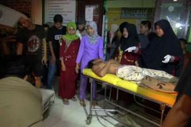 Petugas medis Pusat Kesehatan Masyarakat (Puskesmas) tengah menerima lima petani yang tersambar petir di Kabupaten Wajo, Sulawesi Selatan. Selasa, (08/11/2016).