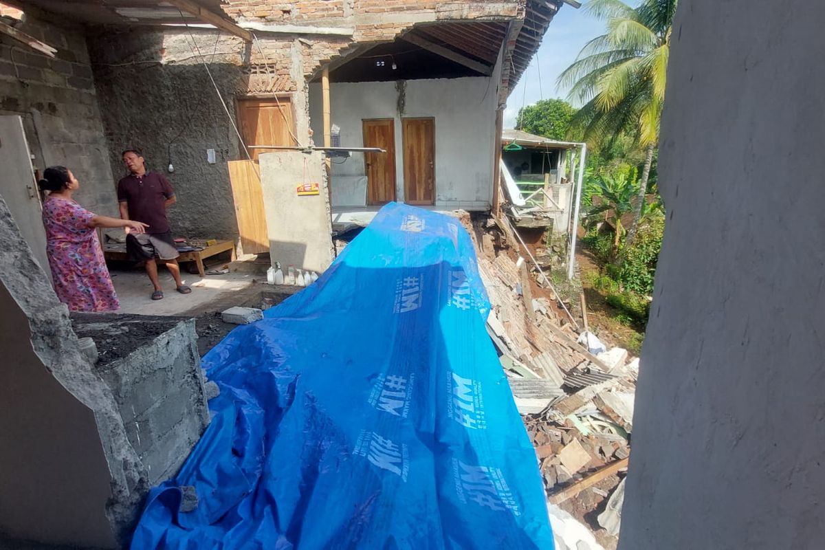 Rumah dan warung milik Jumiati di Muludan Desa Tlompakan Kecamatan Tuntang Kabupaten Semarang rusak karena longsor(KOMPAS.com/Dian Ade Permana)